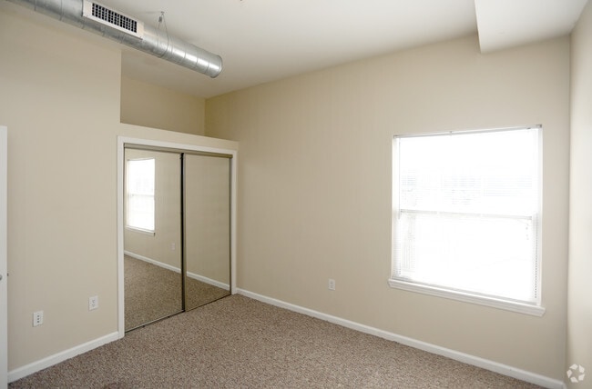 2BR, 1BA - 821 SF - Big Red Apartments