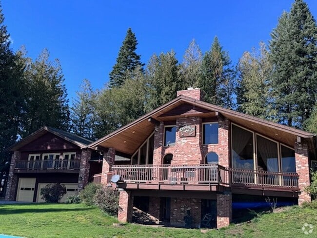 Building Photo - Custom Country Home With Spectacular Views...