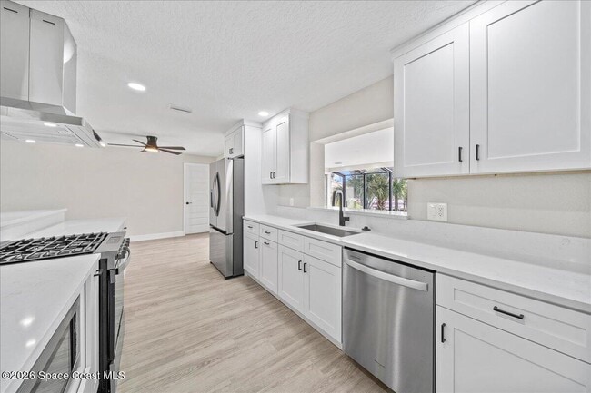 Photo - 540 Albatross St