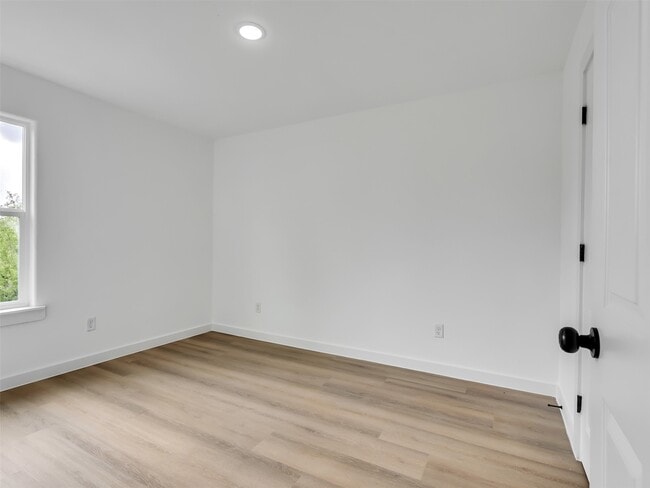 Building Photo - 8102 Crestview Dr