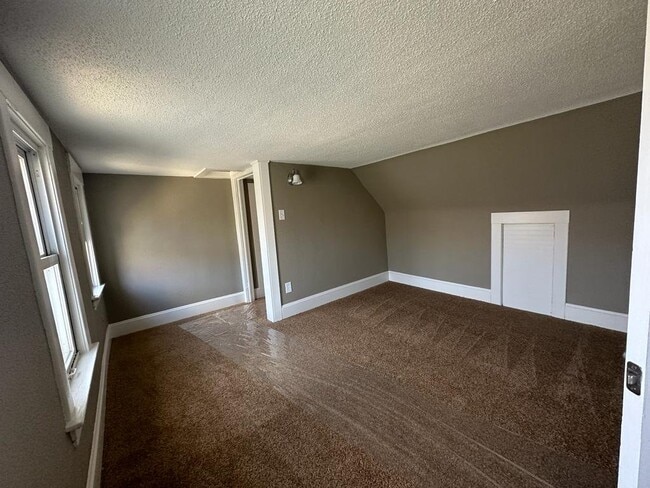 Photo - 486 Lawson Ave W
