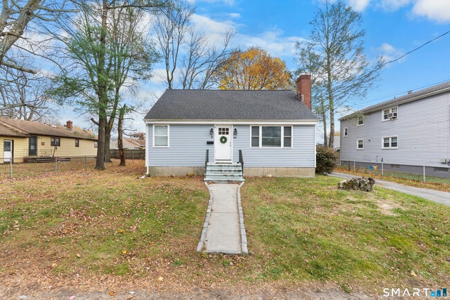 Building Photo - 5 Clover Hill Ave