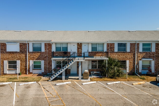 190 E Olmstead Dr. Titusville, FL 32780 - Washington Arms Club