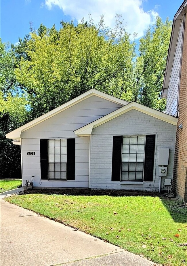 Adorable UPDATED 2-Bedroom, 2-Bathroom Tow... - Adorable UPDATED 2-Bedroom, 2-Bathroom Tow...