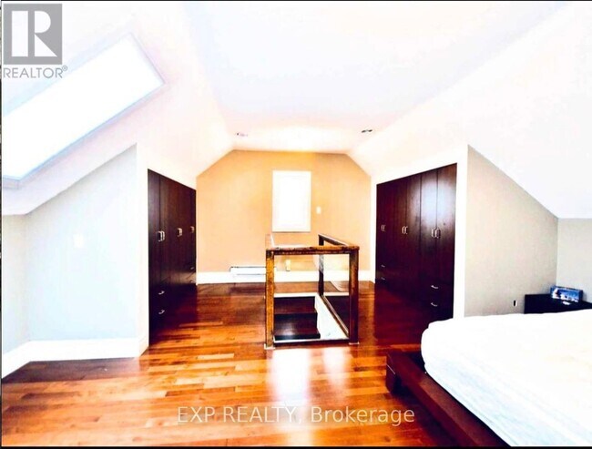 Photo - 137 Queen St S