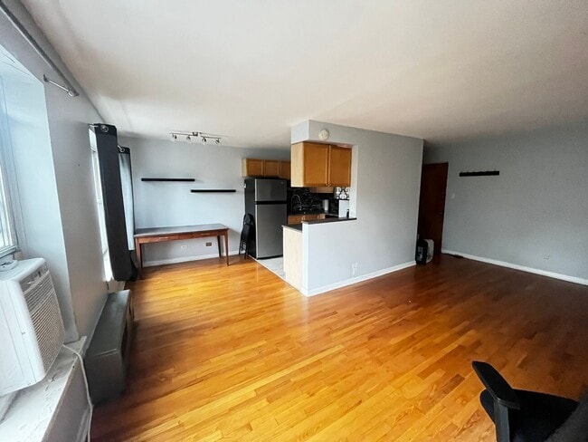 Building Photo - Spacious Updated 1 Bed / 1 Bath in Prime Rogers Park Location – In-Unit Laundry! Unit 2424 W Estes #3F