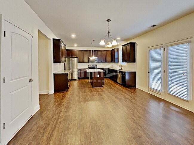 Photo - 413 Juniper Bluff