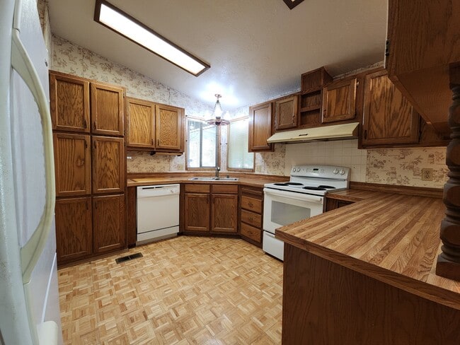 Photo - 8260 Sherwood Blvd