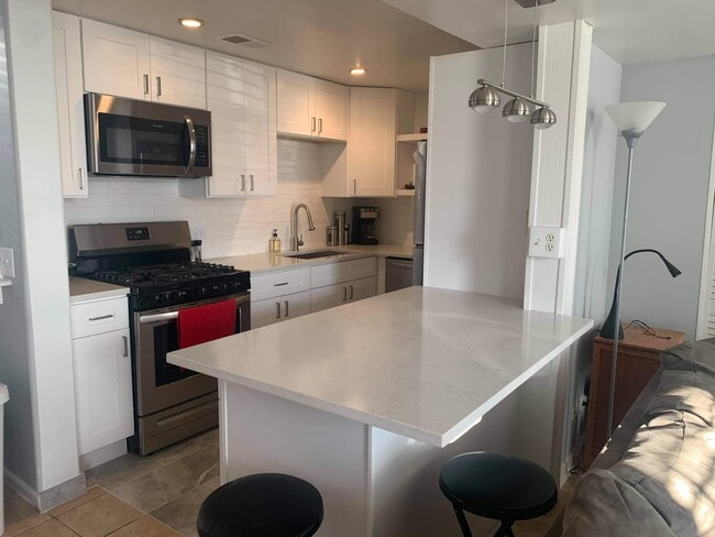 Building Photo - 3801 N St Louis Ave Unit Basement