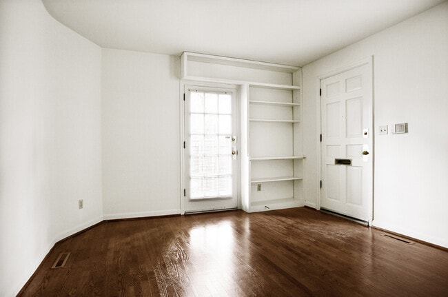 Photo - 6415 Howe St