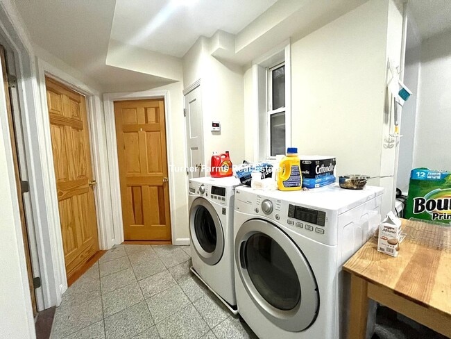 Building Photo - South End Location, In-Unit Washer and Dryer, Eat-in Kitchen