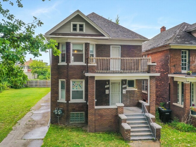 Apartamento en la segunda planta disponible para alquilar. - 1202 Lawrence St