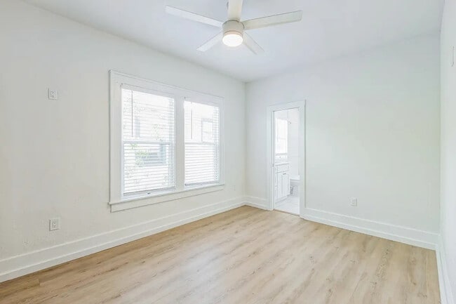 2916-2918 W Bay Vista Ave