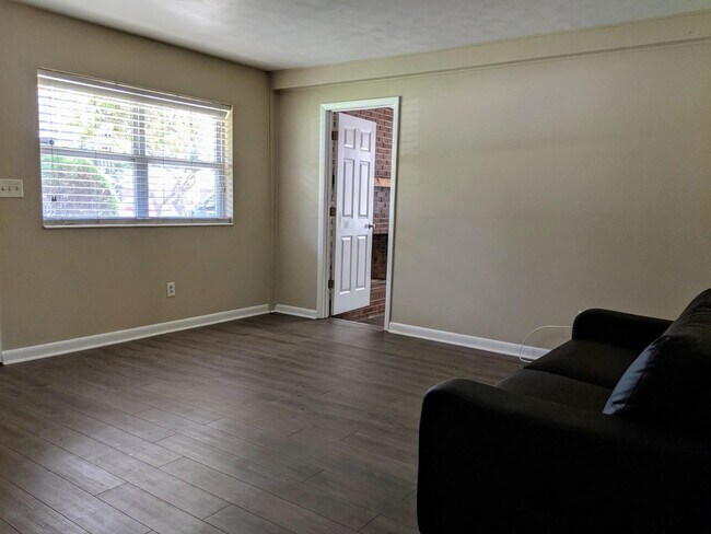 Photo - 806 Essex Dr