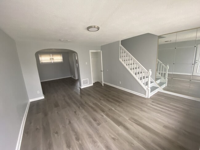 Building Photo - 562 Raritan St Rental