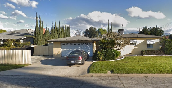 Entrada lateral - 1045 Palm Ave Unidad Back Section of house