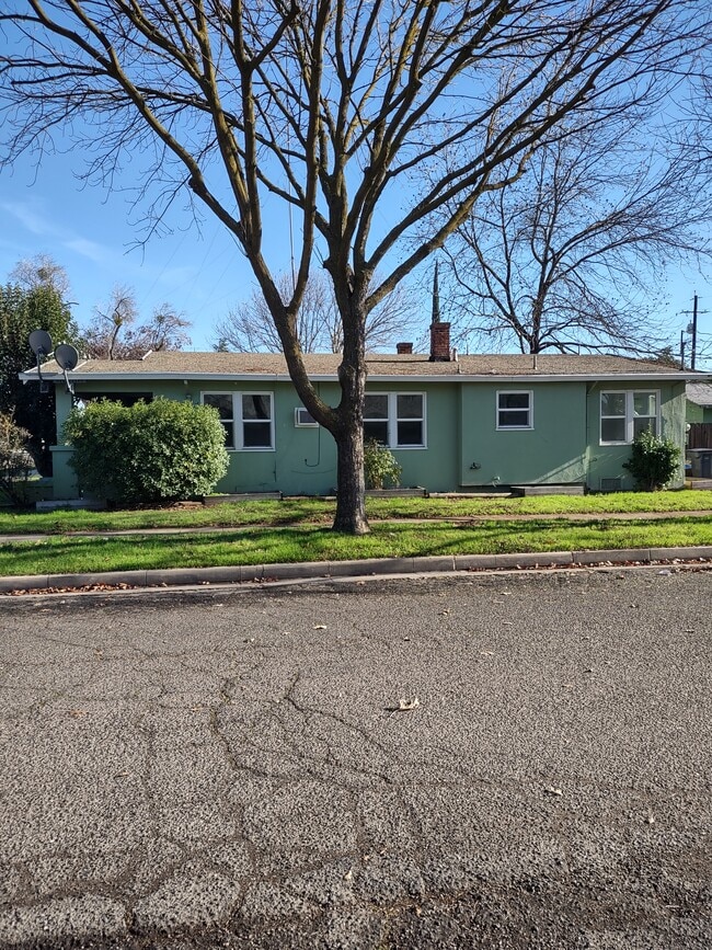 Building Photo - 62 W 23rd St Unit Merced Duplex