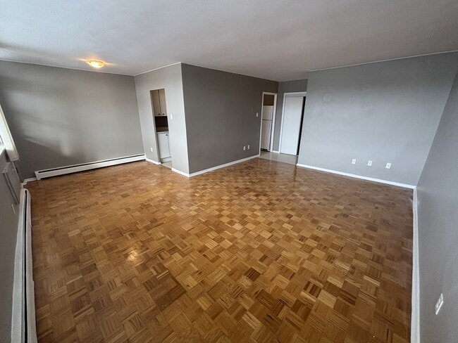 Photo - 1061 Queen's Blvd Unité 207