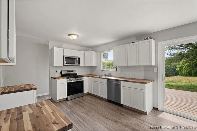 Building Photo - 456 Thompson St Rental