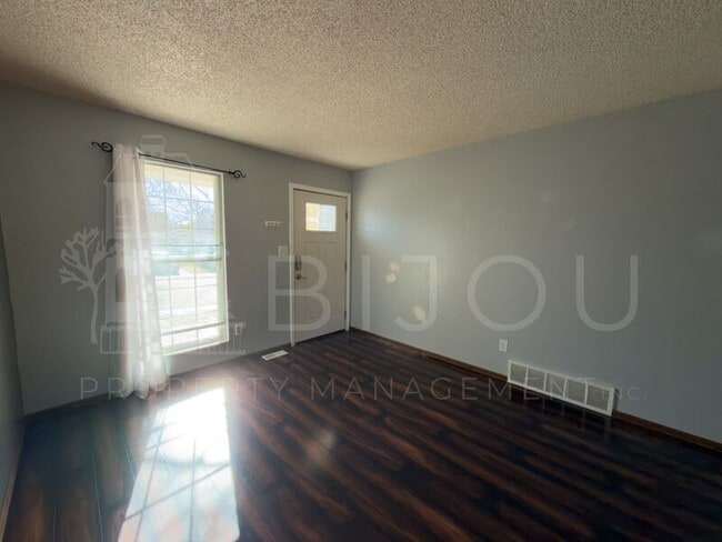 Photo - 2560 Clarendon Dr