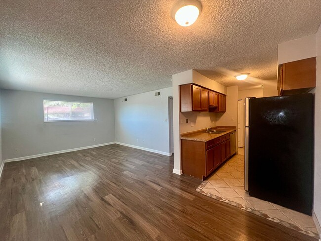 Building Photo - Spacious 2 Bed 1.5 Bath Condo in Hamden South Unit D4-105