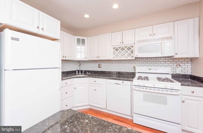 Building Photo - 6512 Boulevard View Unit B2