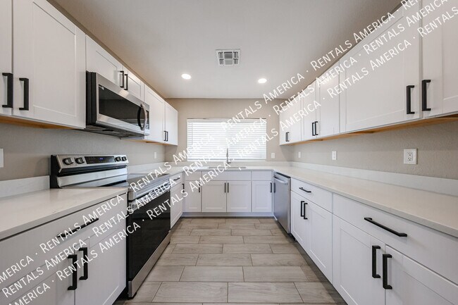Photo - 2902 W Straford Dr
