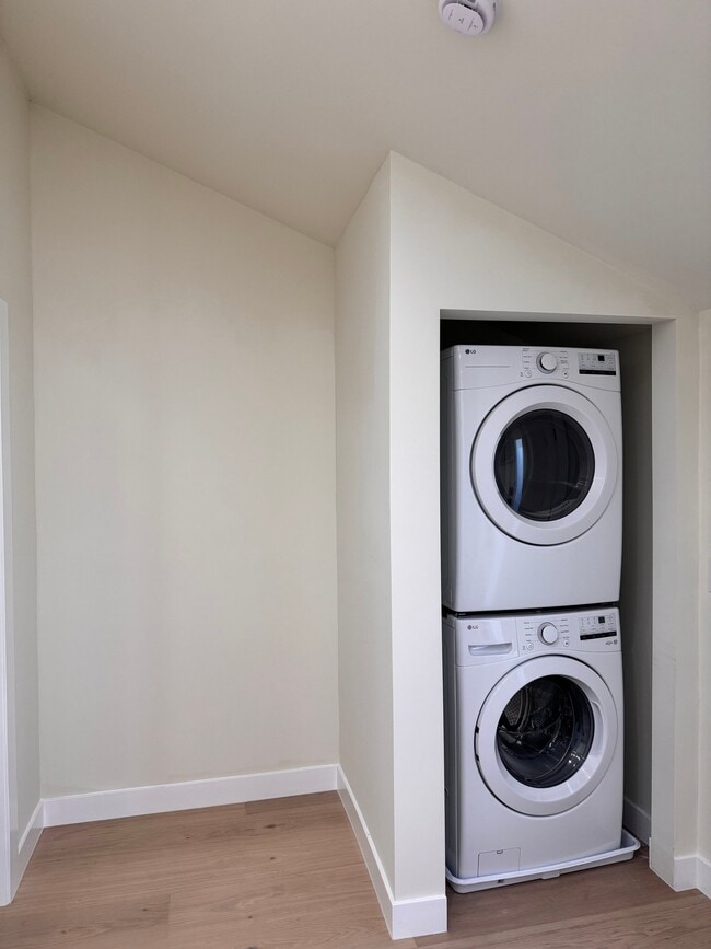 Photo - 323 Amberwick Ln