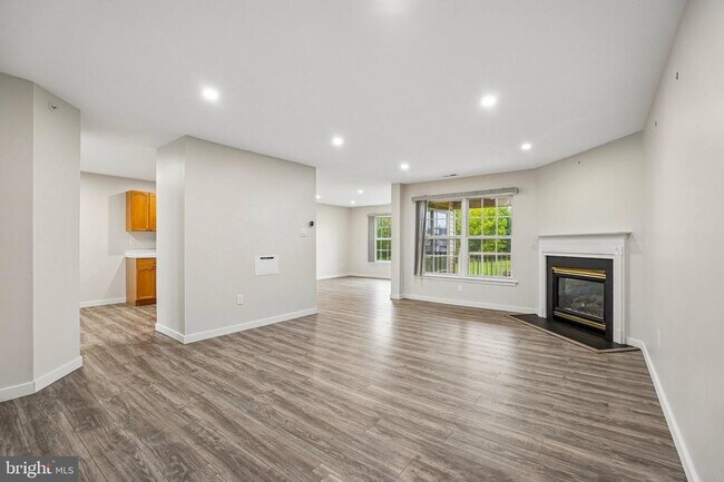 Photo - 706 Julian Dr W