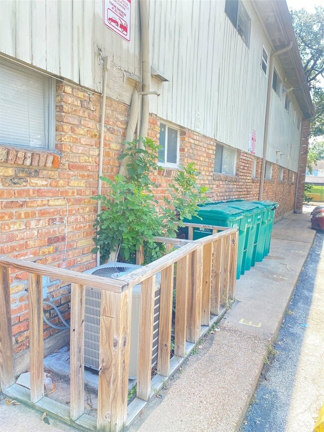 Photo - 820 W Alabama St