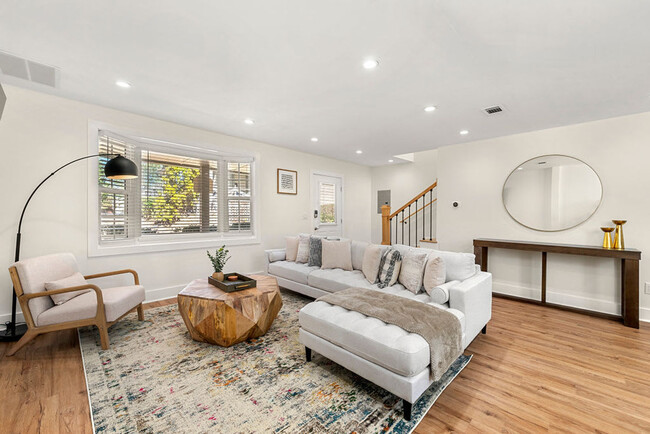 Building Photo - 659 S Peachtree St Rental