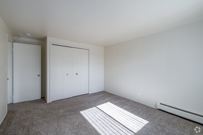 2BR, 1BA - 830SF - Primary Bedroom
