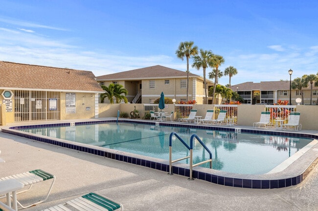 Photo - 1563 SE Royal Green Cir Unidad B-203