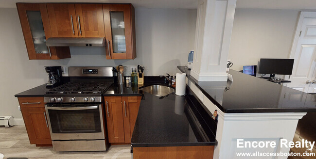 Building Photo - 662 Washington St Unit #c Rental