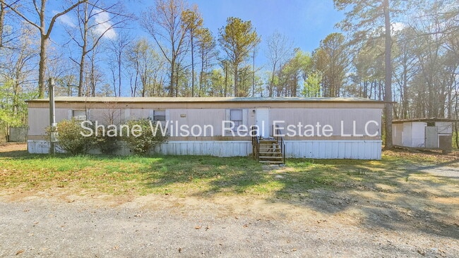 Building Photo - 3 BD 2 BA Single wide with large back yard!