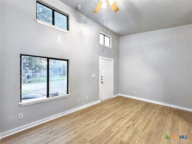 Photo - 1108 W McCarty Ln