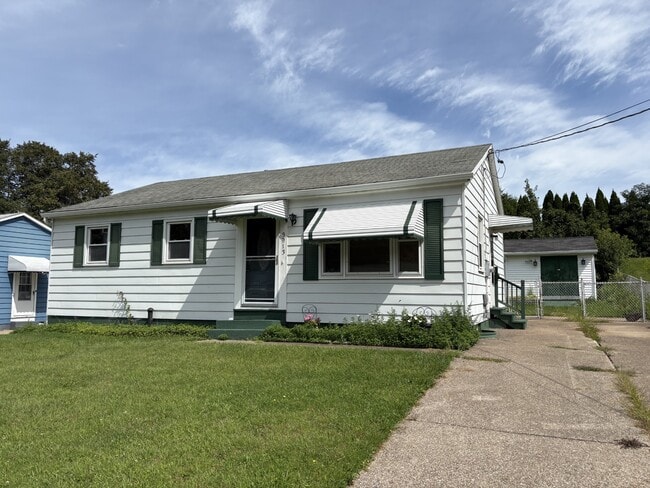 Building Photo - 3913 Stanley Ave