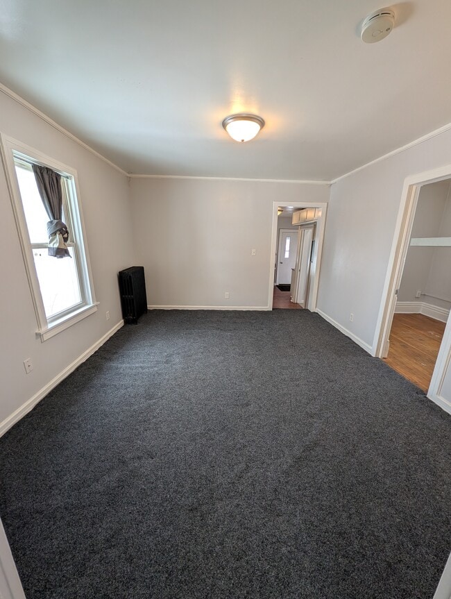 Building Photo - 2 bedroom 1 bath unit. Near downtown St Paul. On the busline
