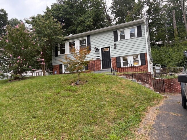 Building Photo - 13430 Pinetree Dr