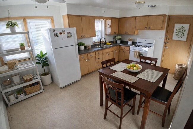 Building Photo - 5821 W Montrose Ave