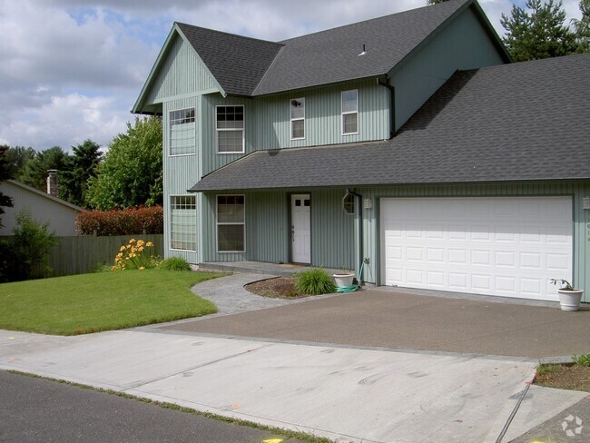 Building Photo - Beautiful Home on a Quiet Street Near Walk...