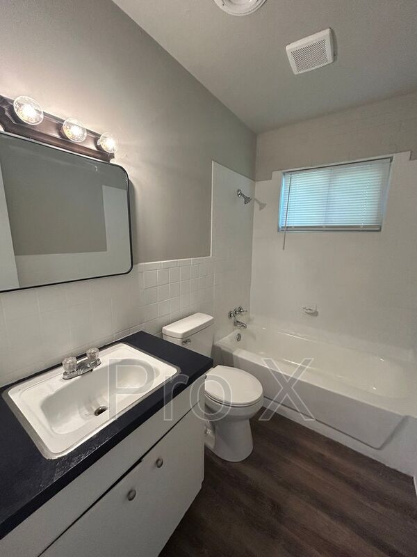 Photo - 704 W Oak St