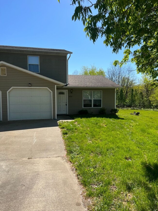 Building Photo - 630-632-632 Country Squire Ct Unit 632