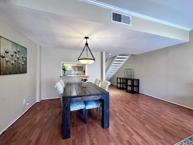 Photo - 2228 S Piney Point Rd Unidad True