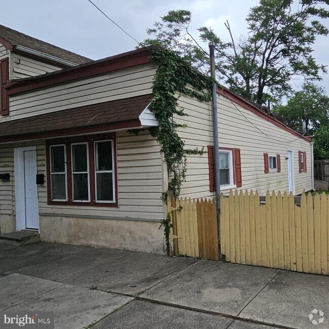 Building Photo - 109-11 N Burlington St Rental