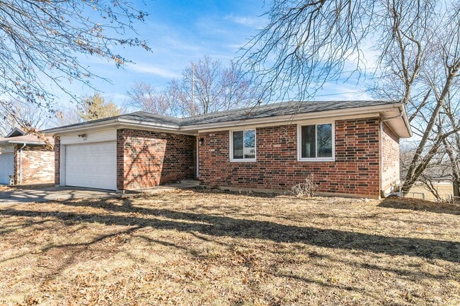Building Photo - Updated 5 bedroom | 2 bath | 2 car garage | WALK OUT BASEMENT | Fenced backyard | Close to downto...