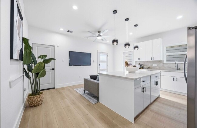 Photo - 5313 Bacher St
