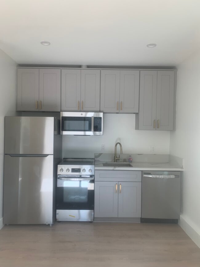 Building Photo - 4822 Aqueduct Ave Rental