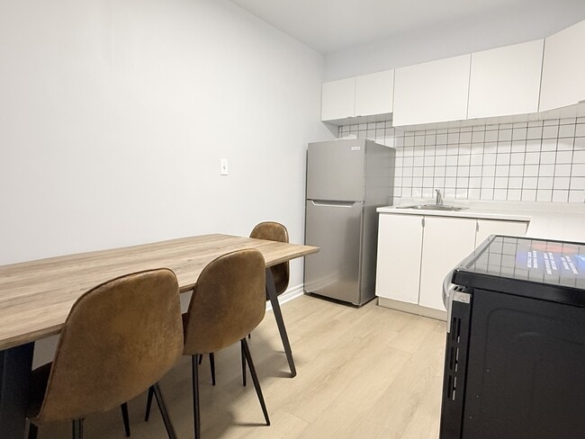 Photo - 1989 Wyandotte St W Unit 202