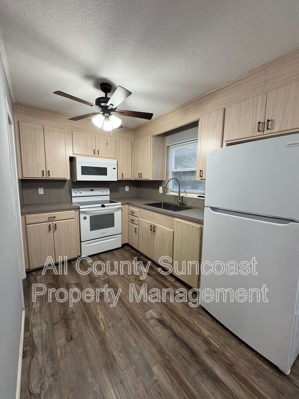 Photo - 208 NE Rowena St